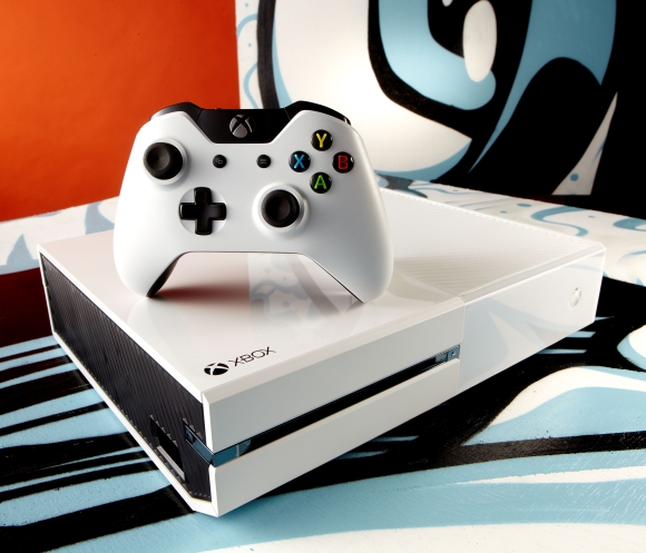 Fehér Xbox One a Sunset Overdrive csomag mellé