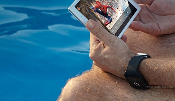 Sony Xperia Z3 Tablet Compact a medence mellett