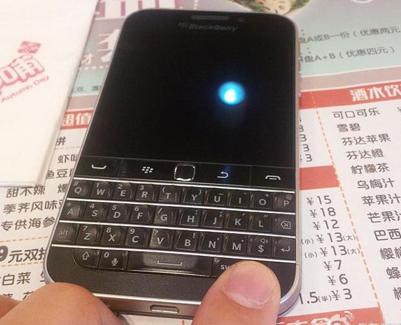 Klasszikus ívek és billentyűzet jellemzi a BlackBerry Classicot