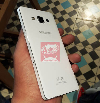 Élő képeken a Samsung Galaxy A3 és A5