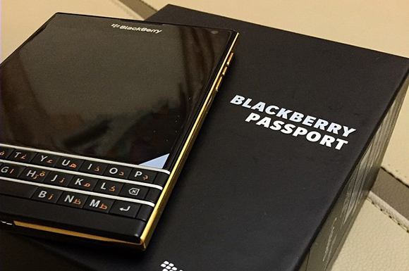 Luxus kivitel készül a BlackBerry Passportból
