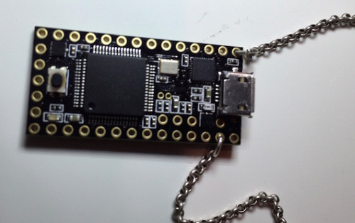 Nyaklánc méretű USB mikrokontroller párezer forintért