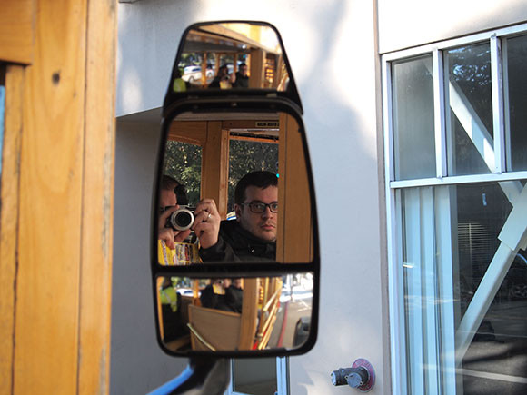 Az egyik busz tükréből