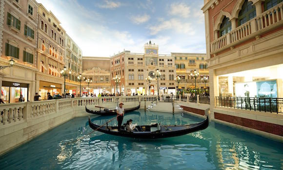 Giccsparádé vegasi módra