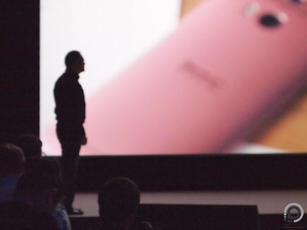 Peter Chou, a HTC elnöke a One M9 bemutatóján nézi velünk a filmet