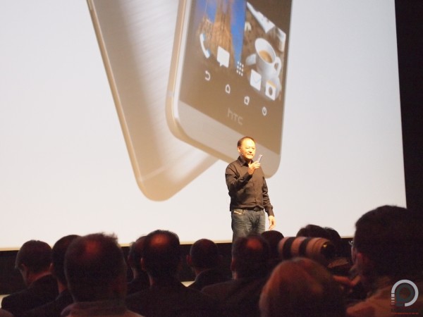 Peter Chou, a HTC elnöke a One M9 bemutatóján