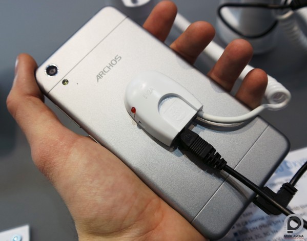 Az Archos 50 Oxygen + hátlapja fémes hatású műanyag