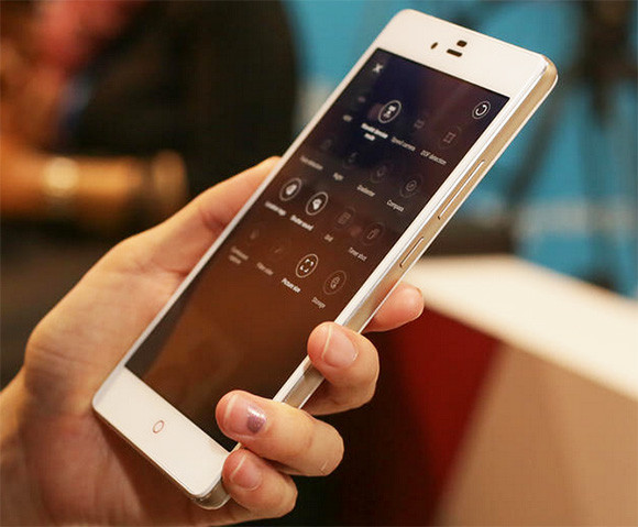 A képen a bejelentés előtt álló ZTE Nubia Z9 Max látható