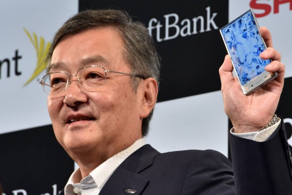 Kozo Takahashi, a Sharp elnöke az 5"-es, keret nélküli LCd-vel szerelt Aquos Crystal okostelefonnal a kezében - a fotó tulajdonosa: Agence France-Presse/Getty Images