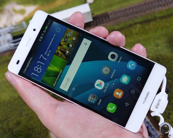 A Huawei veleteches standján a Huawei P8 Lite is felbukkant