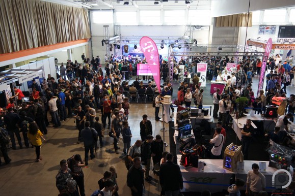 Balra szilikont hevítettek, jobbra a moddolt készülékházakat lehetett megtekinteni