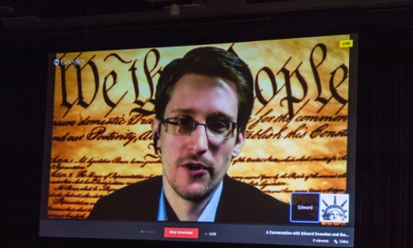 Edward Snowden a Hangouts segítségével tart előadást