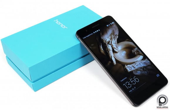 A Honor 6 Plus doboza elő- és hátlapi védőfóliát is rejt, mikrofonos fülest viszont nem