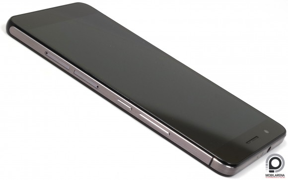 A Honor 6 Plus hátlapján két kamera és egy hangszóróvájat látható