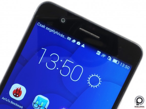 A Honor 6 Plus fém/üveg/műanyag konstrukciója hibátlanul össze lett rakva