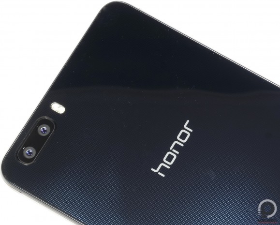 A Honor 6 Plus hátlapjára két 8 megapixeles kamera és két ledes villanó került