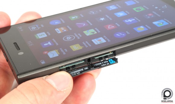 BlackBerry Leap SIM és microSD foglalat