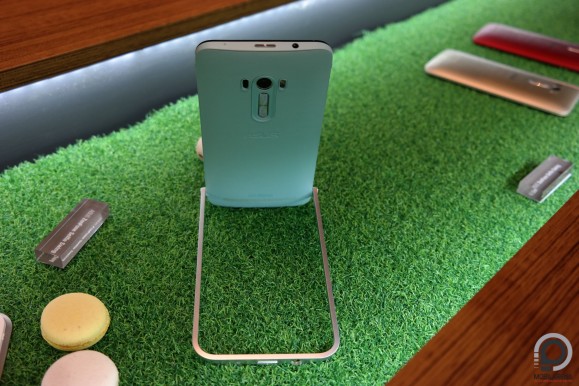 Ilyen kihajtható védőkeret is vásárolható a Zenfone Selfie mellé