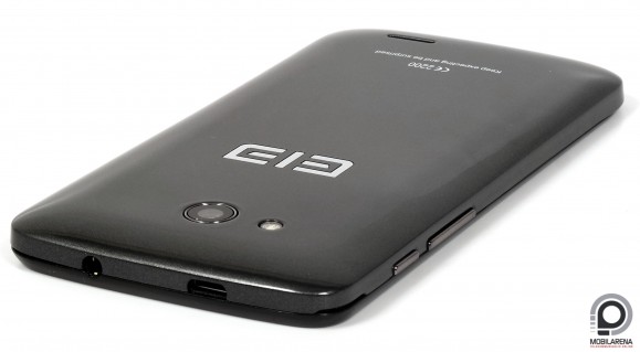 Az Elephone G2 fényes műanyag hátlapja nem túl elegáns