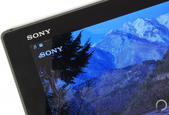 A Sony Xperia Z4 Tablet és a billentyűzete is igen vékony 