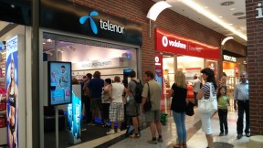 A Telenornál kígyózó sorok, de a Telekomnál is sokan vannak