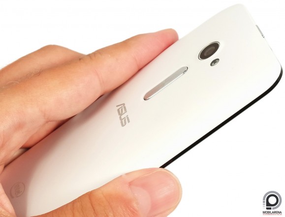 Az ASUS Zenfone 2 ZE500CL hangerőgombjai hátra kerültek