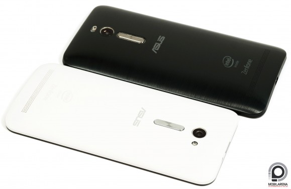 Az öthüvelykes Zenfone 2 (fehér) az 5,5 hüvelykes mellett (fekete)