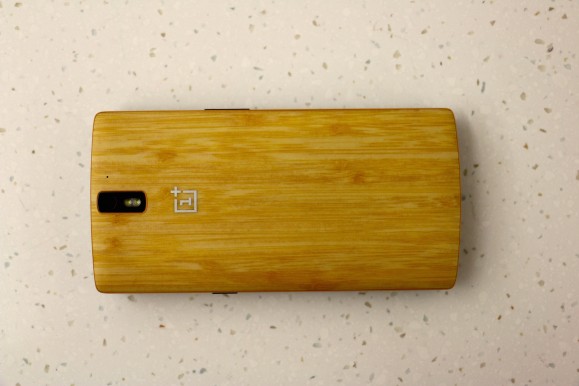 A képen a OnePlus One van, alatta viszont állítólag a OnePlus Two lapul