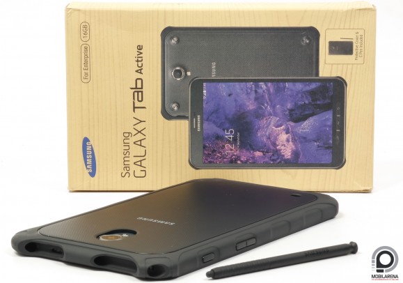 A Galaxy Tab Active a mellékelt készülékvédő tokban; mellett a tokban tárolható stylus