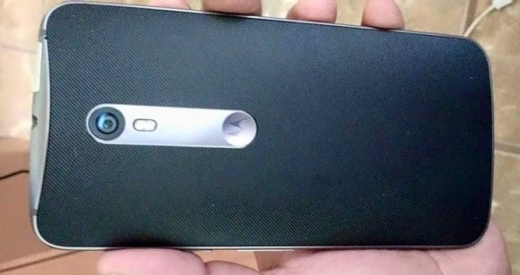 Fotókon látható a Motorola Moto X (2015)