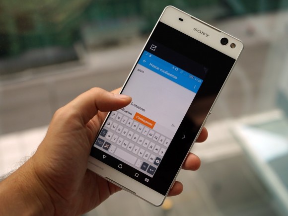 Az Xperia C5 ultra szakít a megszokott Sony formatervvel, képernyőkeretei pedig igen vékonyak lesznek