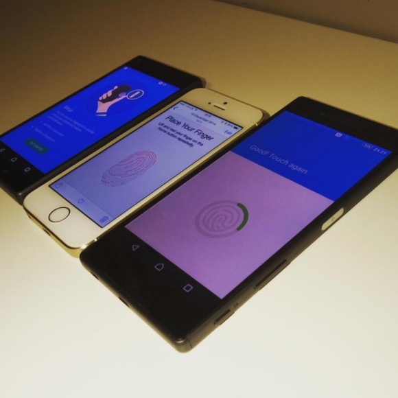 Két ismerten készülék látható az iPhone két oldalán, mindkettő ujjlenyomat-olvasóval