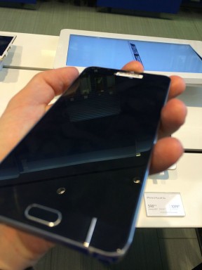 A Note 5 az S6 fém/üveg konstrukcióját idézi, bár hátlapja íveltebb