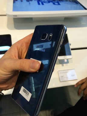 A Note 5 az S6 fém/üveg konstrukcióját idézi, bár hátlapja íveltebb
