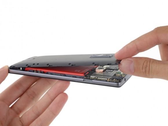 Az iFixit a OnePlus 2 fedele alá is bekukkantott