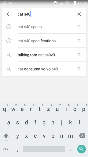 A CAT S40 elválasztók nélküli billentyűzete átlátható, az érintőfelület viszont pontatlan