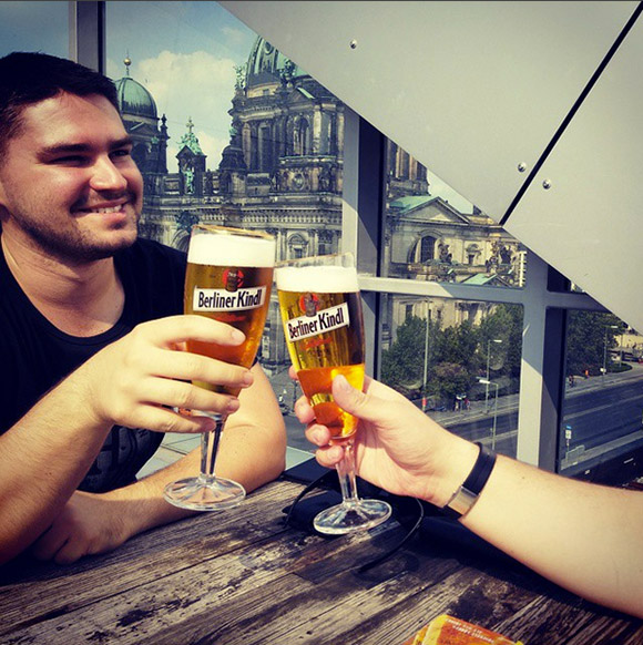 Legendd élvezi a berlini időjárást. Meg az innivalót is.