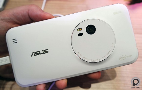 A méltán híres, háromszoros optikai zoommal rendelkező kamera