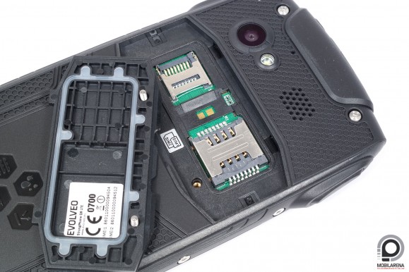 Így helyezkednek el a SIM és a microSD foglalatai