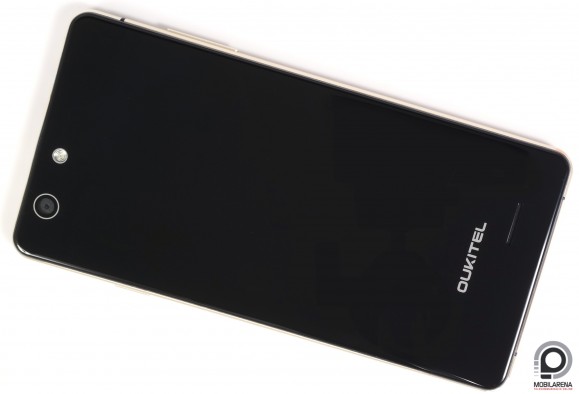 Az Oukitel U2 elöl-hátul üvegborítást kapott