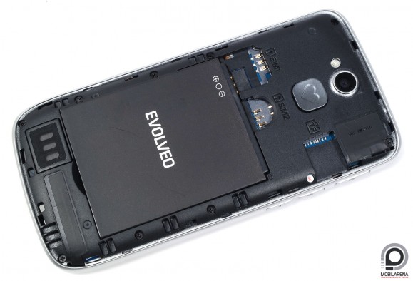 A SIM és a microSD foglalatok