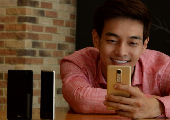 Az LG Class hátlapjára 13 megapixeles kamera került, az előlapján pedig a G4 8 megapixeles szenzora