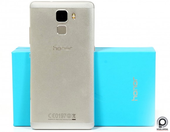 A türkizkék doboz marad, a készülékház viszont alumíniumra váltott