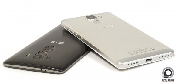 A Honor 7 (jobbra) az LG G3 mellett