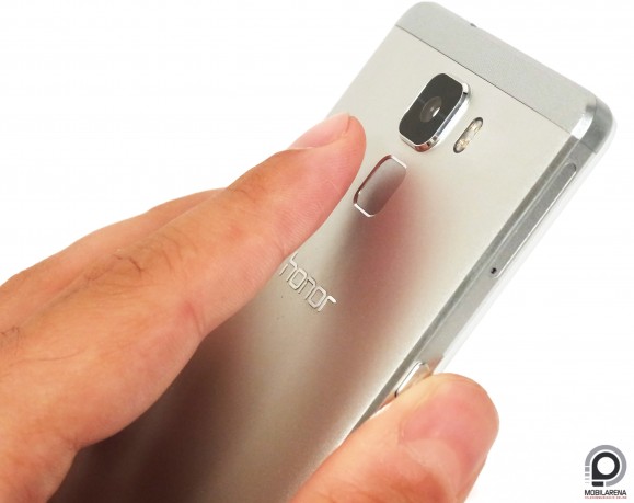 Az ujjlenyomat-olvasó a Honor 7 hátoldalára került és jól működik