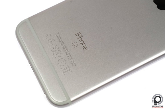 Hátul csak simán iPhone S (angolul kimondva elég vicces)