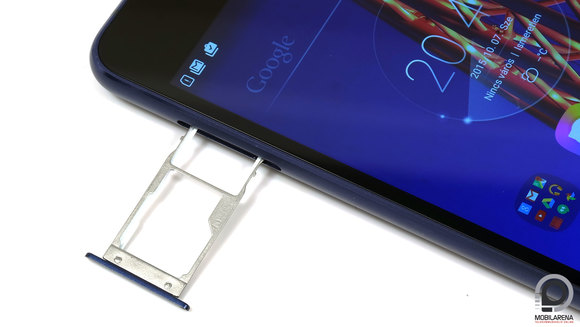 Egy microSIM és egy nanoSIM/microSD