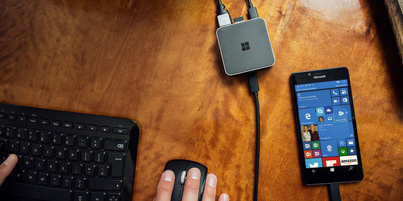 A dokkolóhoz csatlakoztatva a mobil univerzális alkalmazásai asztali elrendezéssel is képesek futni