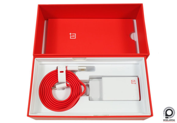 Gusztusosan tálalva találjuk a tartozékokat a OnePlus Two dobozában