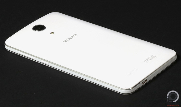 A matt hátlap műanyagból készült és szálcsiszolt fémre emlékeztető mintázatot kapott